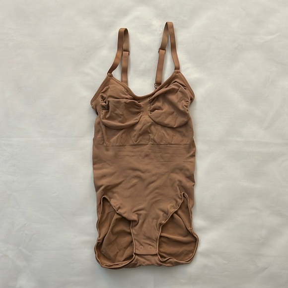 SKIMS SEAMLESS SCULPT BRIEF BODYSUIT - Picture 1 of 3